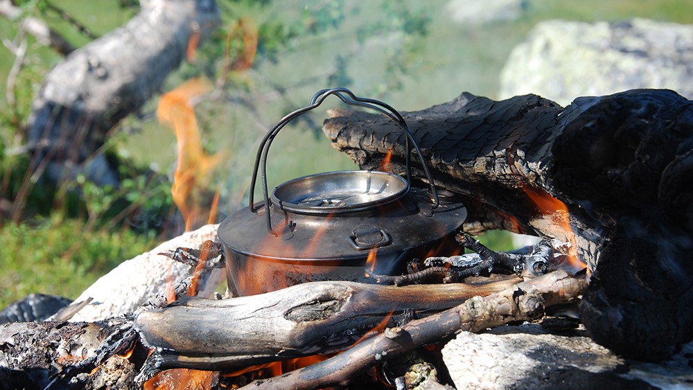 Dobesøk Dersom du må på do når du er i naturen, så grav gjerne et hull på minst 15 cm og dekk til. Brukt dopapir og lignende er et utrivelig syn langs turstiene. Våtservietter og truseinnlegg brytes ikke ned i naturen og må tas med ut sammen med annet søppel. Bær og sopp Plukk gjerne bær og sopp til eget bruk om du ønsker det, mens andre planter må få stå i fred. Motorferdsel Framkomstmiddel med motor er i utgangspunktet forbudt. Det kreves egen tillatelse til motorferdsel i utmark, og transport med snøscooter vurderes som mest skånsomt. El-sykkel regnes som motorisert ferdsel i verneområdene. Dyr på beite Ta hensyn til dyr på beite. Rein beiter i området hele året. Om sommeren slippes det både storfe og sau på beite. Pass på at du lukker grinder og holder hunden i bånd. Råd om ferdsel Hovedbilde Facebooksiden Fottur i Skardsfjella/Gaejsietjahke. Foto: Merete Lien. Skitur mot Skarddøra/Durrie. Foto: Merete Lien Rypekylling. Wikipedia/ Marita Strømeng. Bålkaffe. Foto: Solveig Græsli. Bålkaffe. Foto: Solveig Græsli.
