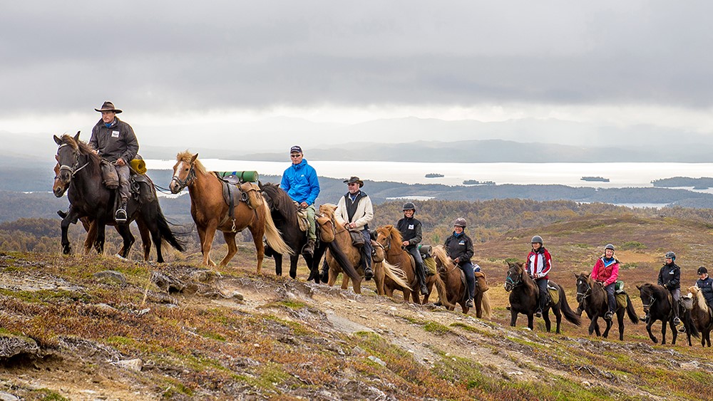 Ridetur med utsikt mot Skardsfjella/Gaejsietjahke Foto: Geir Horndalen Ridetur med utsikt mot Skardsfjella/Gaejsietjahke Foto: Geir Horndalen